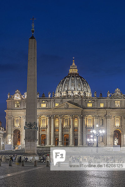 St. Petersplatz  Petersdom  UNESCO-Weltkulturerbe  Vatikan  Rom  Latium  Italien  Europa