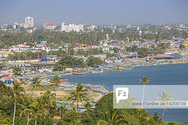 Blick auf Hafen und Strand von Kollam  Kollam  Kerala  Indien  Asien