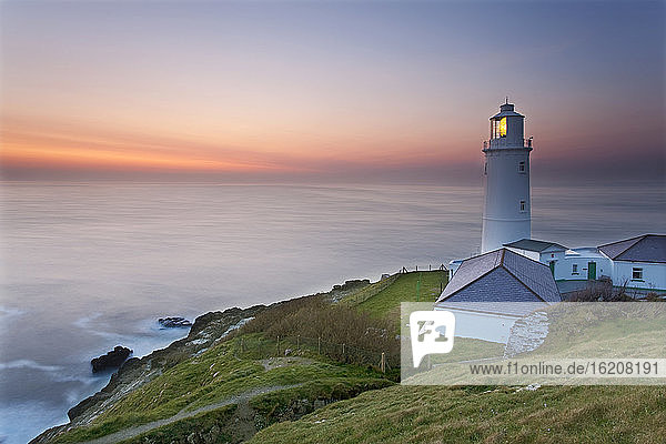 Eine friedliche Abenddämmerung an der Atlantikküste Cornwalls mit dem Leuchtturm von Trevose Head in der Nähe von Padstow  Cornwall  England  Vereinigtes Königreich  Europa