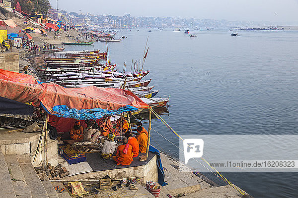 Heilige hinduistische Männer am Ufer des Ganges  Varanasi  Uttar Pradesh  Indien  Asien