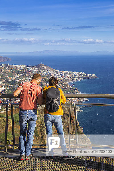 Touristen betrachten die Aussicht vom Skywalk mit Glasboden  Cabo Girao  Funchal  Madeira  Portugal  Atlantik  Europa