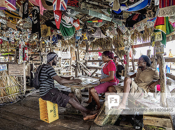 Dominospieler in Floyd's Pelican Bar  St. Elizabeth Parish  Jamaika  Westindische Inseln  Karibik  Mittelamerika