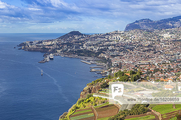Blick auf Funchal mit Blick auf den Hafen  Funchal  Madeira  Portugal  Atlantik  Europa