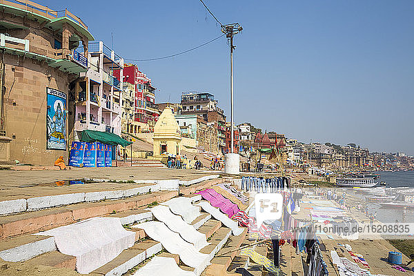 Blick auf Varanasi und den Ganges  Varanasi  Uttar Pradesh  Indien  Asien