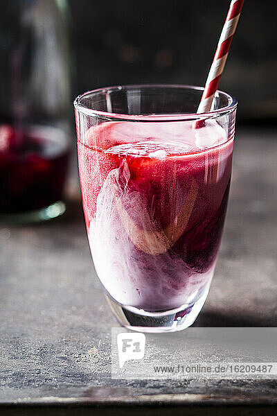 Schwarzer Eistee-Latte mit Waldbeeren