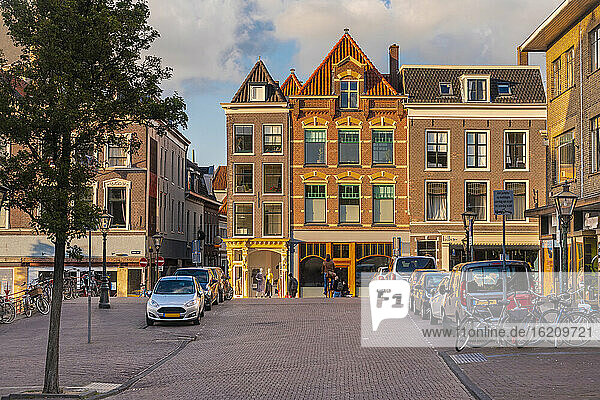 Niederlande  Südholland  Leiden  Häuser im Zentrum der alten Stadt