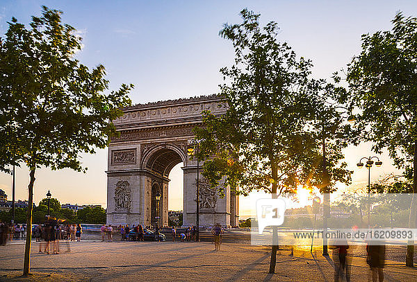Arc de triomphe gegen klaren Himmel bei Sonnenuntergang  Paris  Frankreich