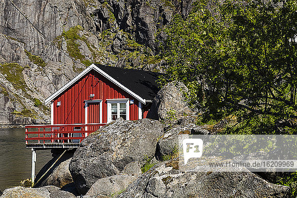 Norwegen  Blick auf das Haus in den roten Bergen