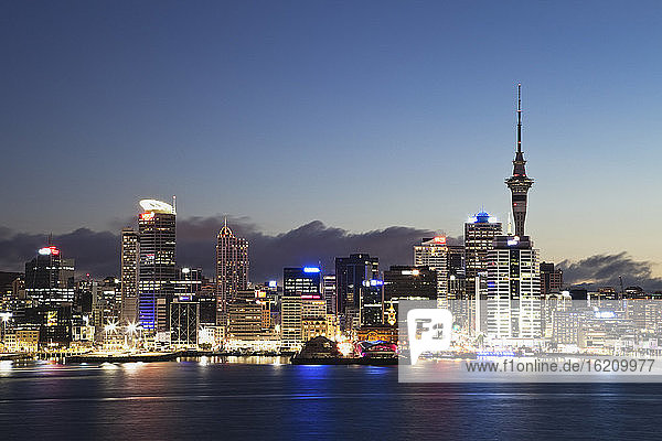 Neuseeland  Auckland  Blick auf die Stadt bei Sonnenuntergang