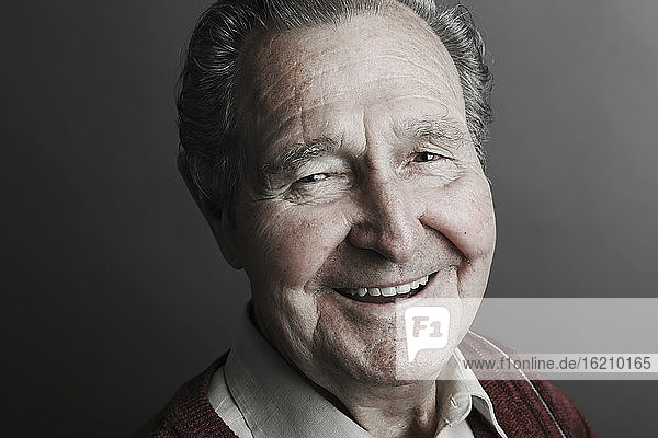 Porträt eines lächelnden älteren Mannes  Nahaufnahme
