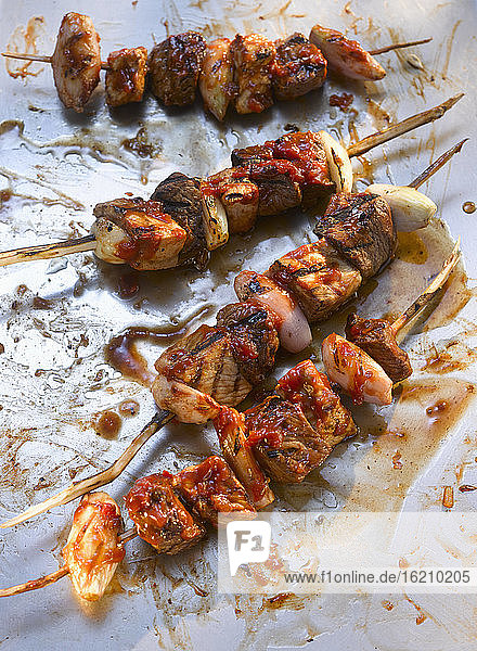 Sauce über Spieße mit Schaschlikfleisch  Nahaufnahme
