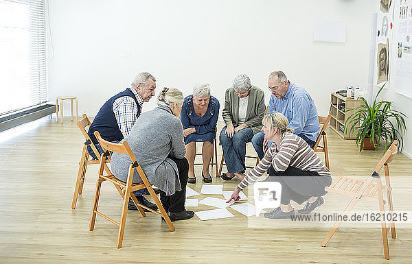 Seniorengruppe im Altersheim bewertet das Ergebnis der Gruppentherapie
