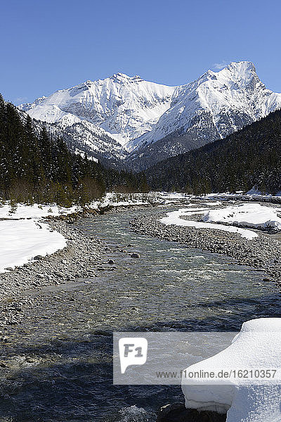 Österreich  Tirol  Blick auf den Rissbach im Winter
