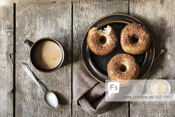 Hausgemachte Donuts mit Zucker und Zimt