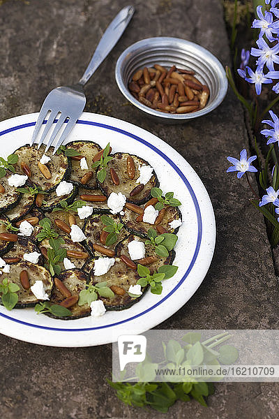 Teller mit Feta-Salat und Nüssen in einer Schüssel  Nahaufnahme