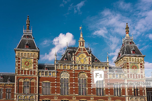 Niederlande  Nordholland  Amsterdam  Verziertes Äußeres des Amsterdamer Centraal-Bahnhofs