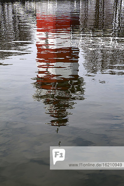 Deutschland  Leuchtturm spiegelt sich im Wasser