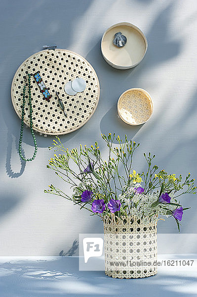 Blühende Wildblumen in einer DIY-Vase aus einem Stickrahmen