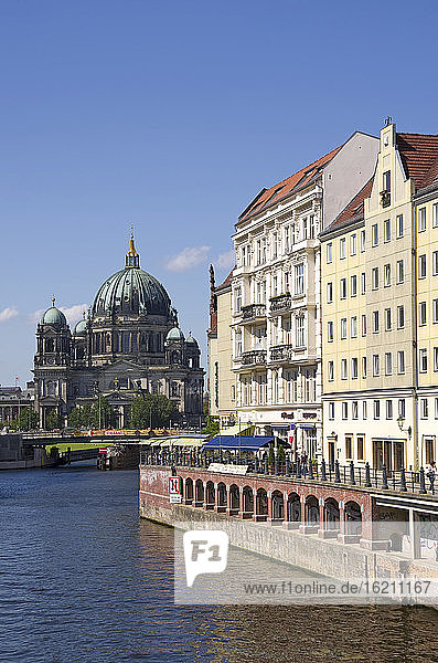 Deutschland  Berlin  Blick auf den Berliner Dom an der Spree