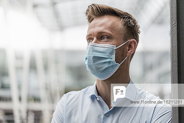 Geschäftsmann mit Maske in der Stadt während der Pandemie