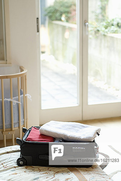 Gepackter Koffer auf dem Bett