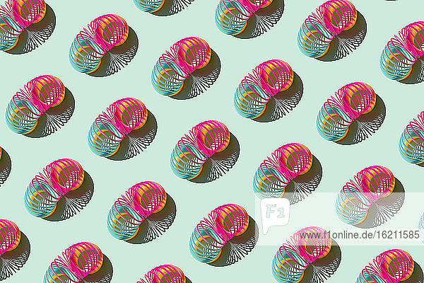 Muster aus Reihen von Slinky-Federn aus Kunststoff