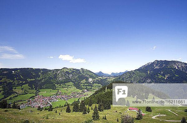 Deutschland  Bayern  Blick auf Dorf mit Bergen