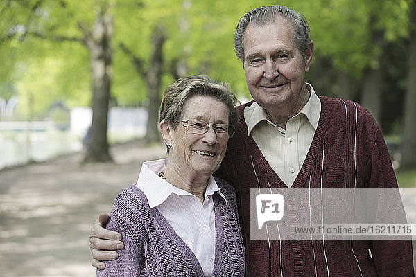 Deutschland  Köln  Porträt eines älteren Paares im Park  lächelnd