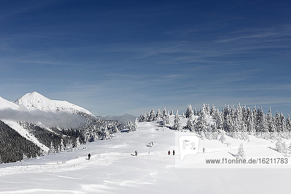 Deutschland  Bayern  Oberbayern  Garmisch-Partenkirchen  Menschen gehen im Schnee