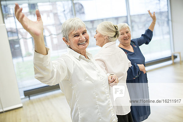 Eine Gruppe aktiver Senioren besucht einen Tanzkurs im Altersheim