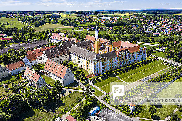 Deutschland  Baden-Württemberg  Ochsenhausen  Luftaufnahme des Klosters Ochsenhausen im Sommer