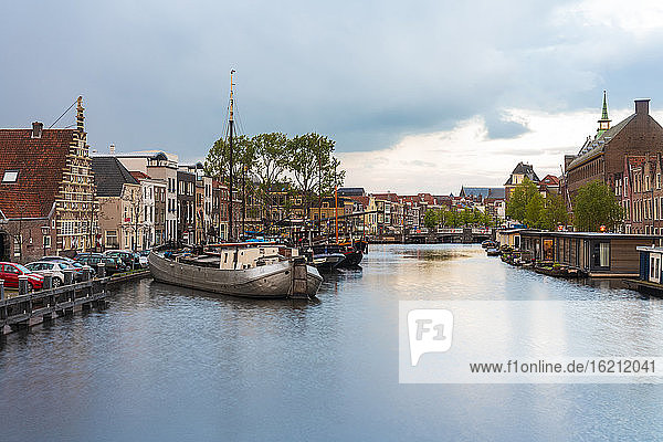 Niederlande  Südholland  Leiden  Segelboot im alten Hafen von Galgewater vertäut