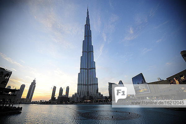 Vereinigte Arabische Emirate  Dubai  Blick auf den Turm Burj Khalifa