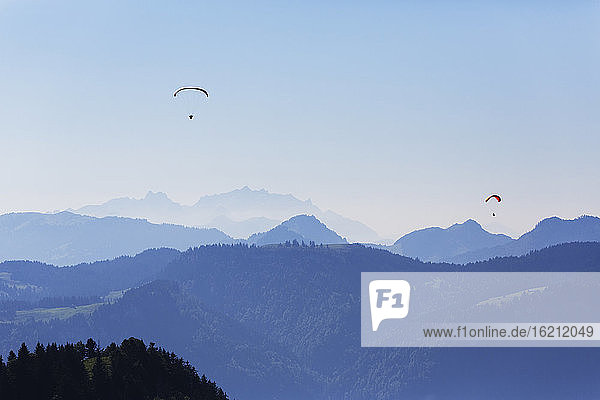 Österreich  Vorarlberg  Gleitschirmfliegen über der Niedere