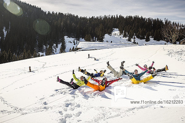 Eine Gruppe unbeschwerter Freunde hat Spaß im Schnee  Achenkirch  Österreich