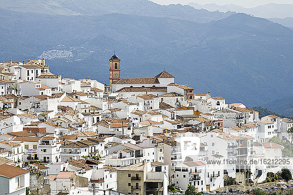 Spanien  Andalusien  Blick auf das weiße Bergdorf Algatocin