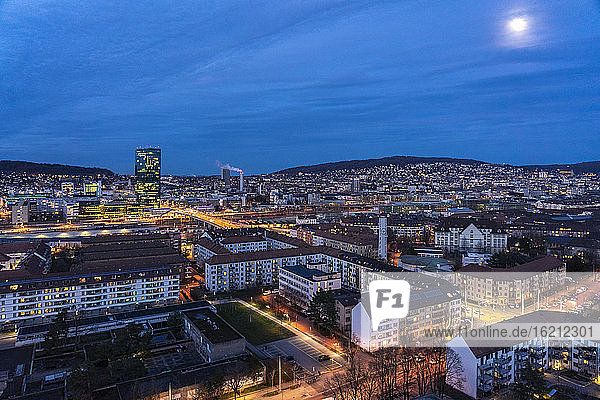 Schweiz  Zürich  Stadtbild bei Nacht beleuchtet