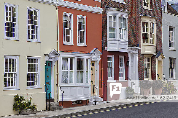 England  Hampshire  Portsmouth  Ansicht der Häuser in der Lombard Street