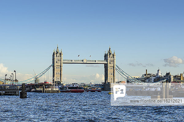 Vereinigtes Königreich  London Blick auf die Tower Bridge über die Themse