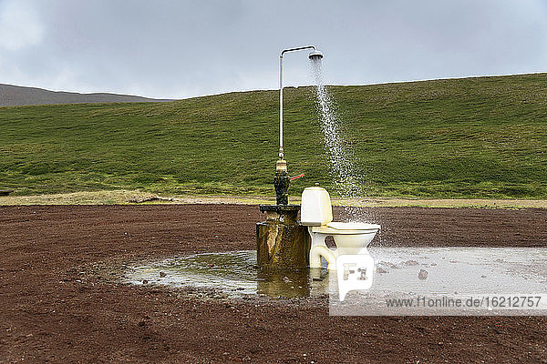 Skulptur mit Dusche und Toilette in Island