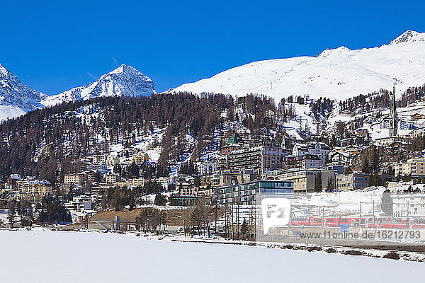 Schweiz  Blick auf die Rhätische Bahn in St. Moritz