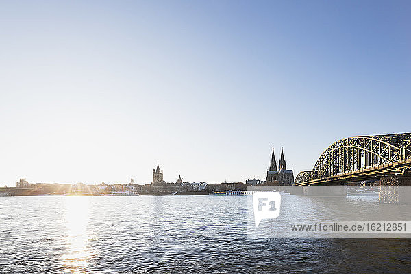 Deutschland  Nordrhein-Westfalen  Köln  Sonnenuntergang über dem Rhein mit Hohenzollernbrücke und Kölner Dom im Hintergrund