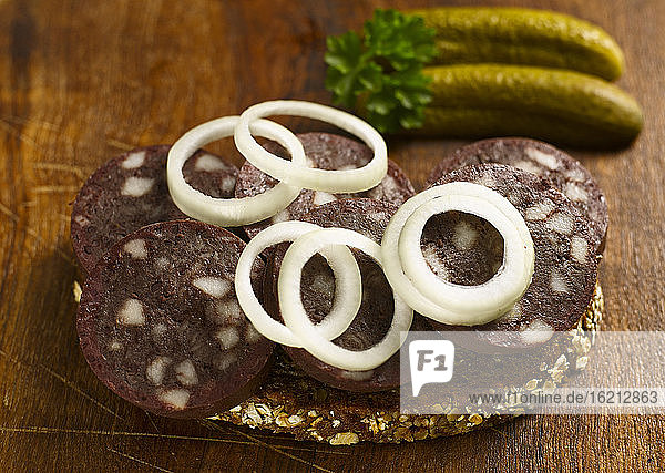 Brotscheibe mit Blutwurst und Zwiebelringen  Nahaufnahme