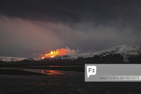 Island  Blick auf den Lavaausbruch des Eyjafjallajokull Fimmforduhals  2010