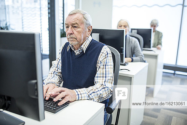 Aktive Senioren  die einen Computerkurs besuchen und am PC arbeiten
