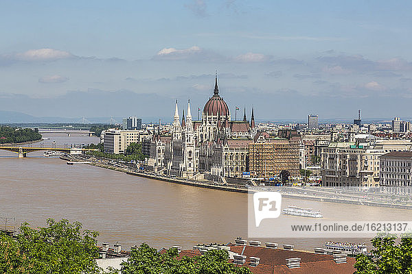 Ungarn  Budapest  Blick auf das Parlamentsgebäude mit Donau