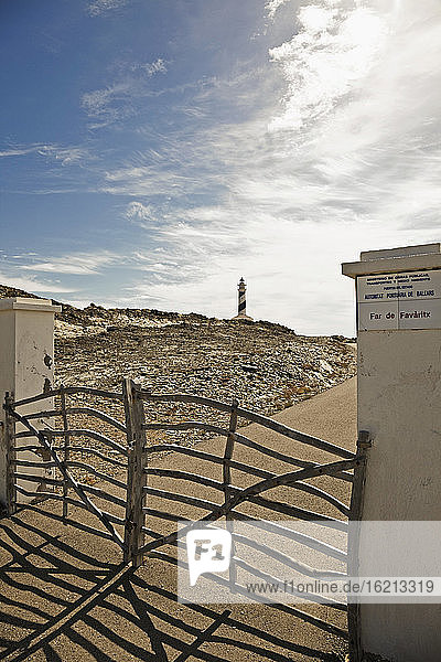 Spanien  Menorca  Leuchtturm von Cap de Favaritx mit geschlossenem Tor im Vordergrund