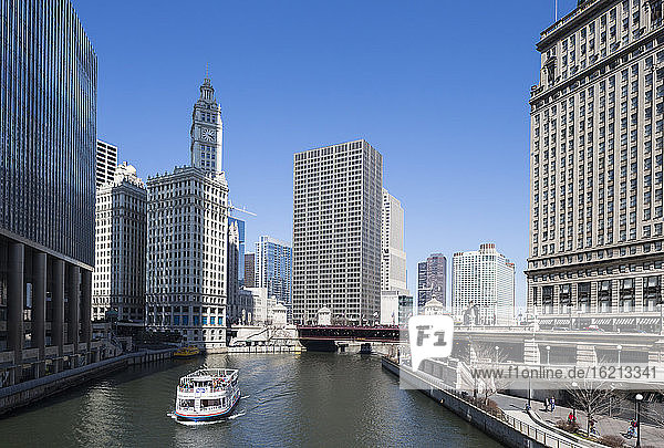 Vereinigte Staaten  Illinois  Chicago  Blick auf das Ausflugsschiff auf dem Chicago River