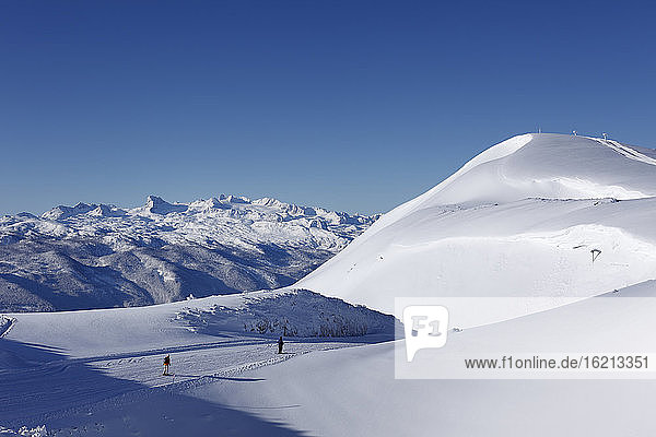 Österreich  Steiermark  Menschen beim Skifahren im Skigebiet Tauplitzalm