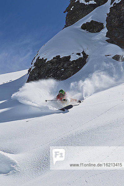Österreich  Tirol  Älterer Mann beim Skifahren im Schnee